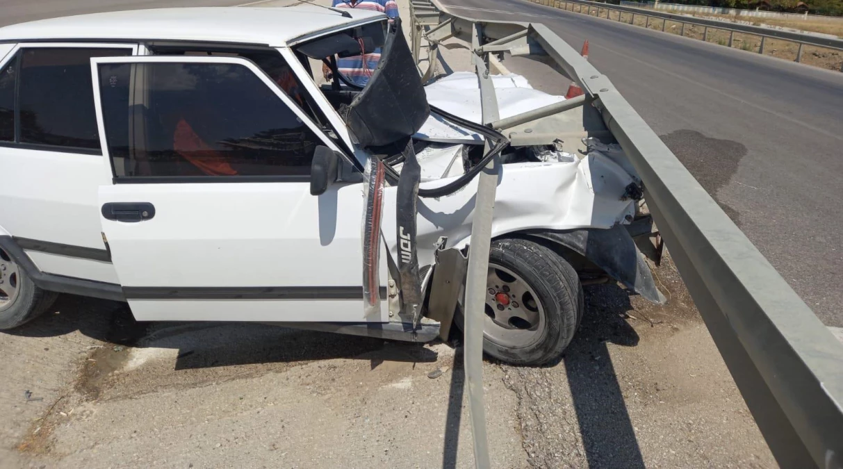 Konya\'da refüje çarpan otomobil sürücüsü yaralandı