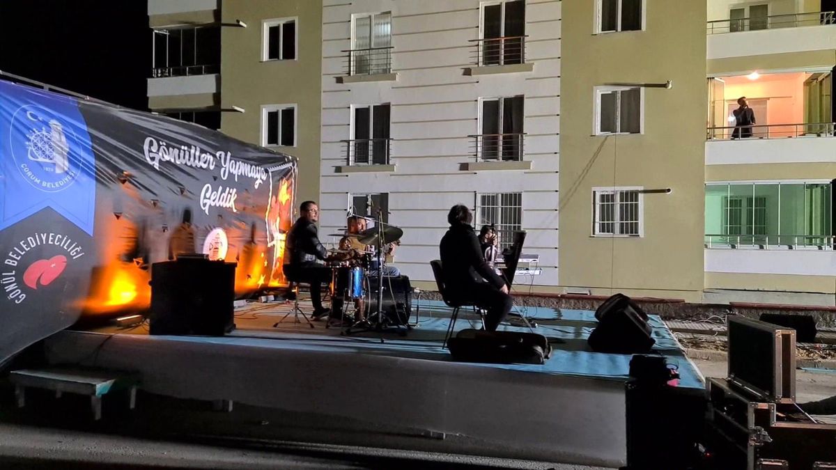 Korona virüse yakalanan müzisyen, evinin balkonundan konser verdi