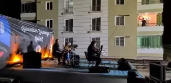 Korona virüse yakalanan müzisyen, evinin balkonundan konser verdi
