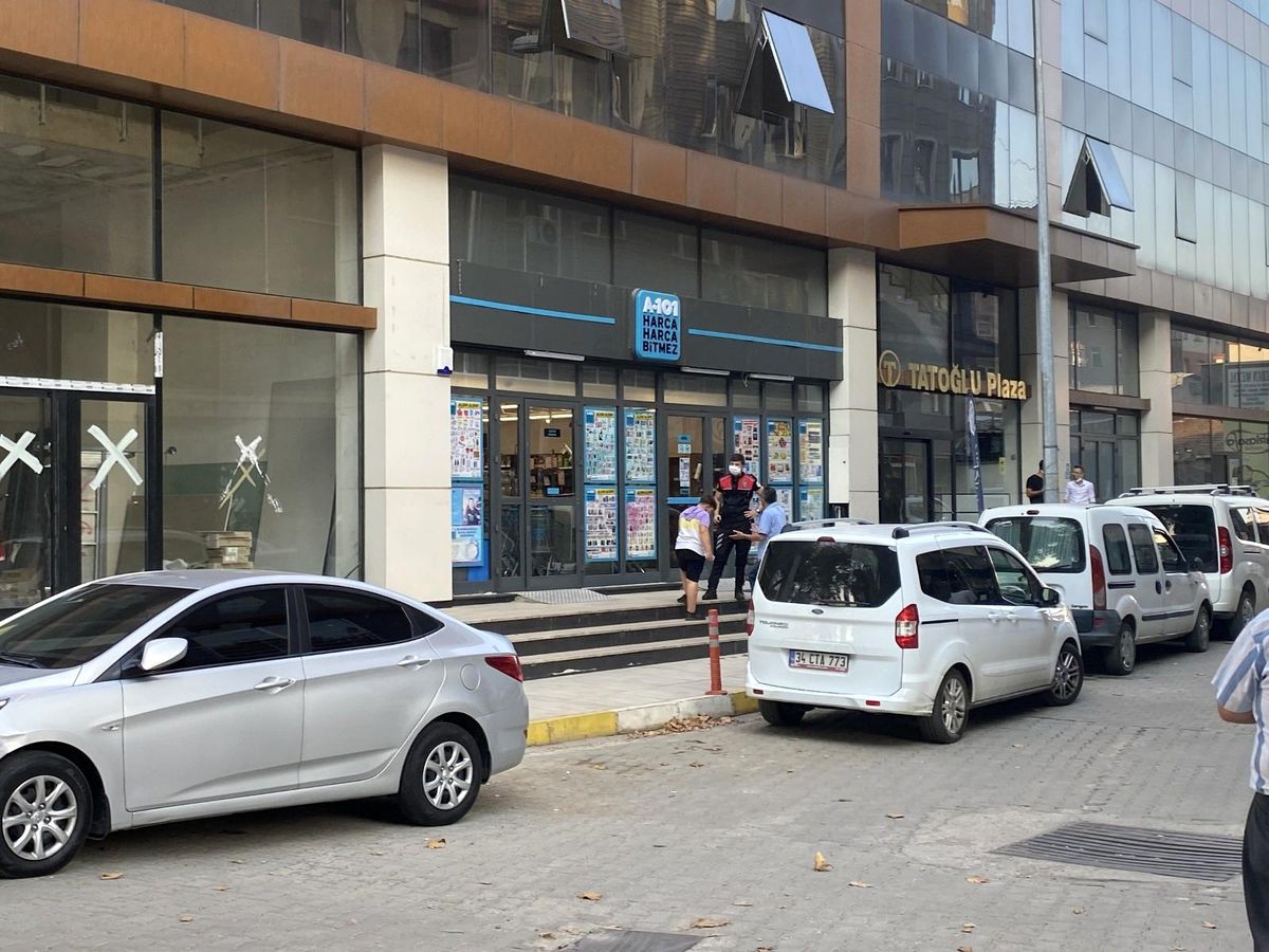 Markete giren müşteri 2 görevliyi darp etti