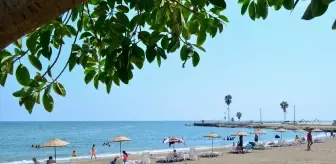 Mersin'de sıcaktan bunalanlar denize girerek serinlemeye çalıştı