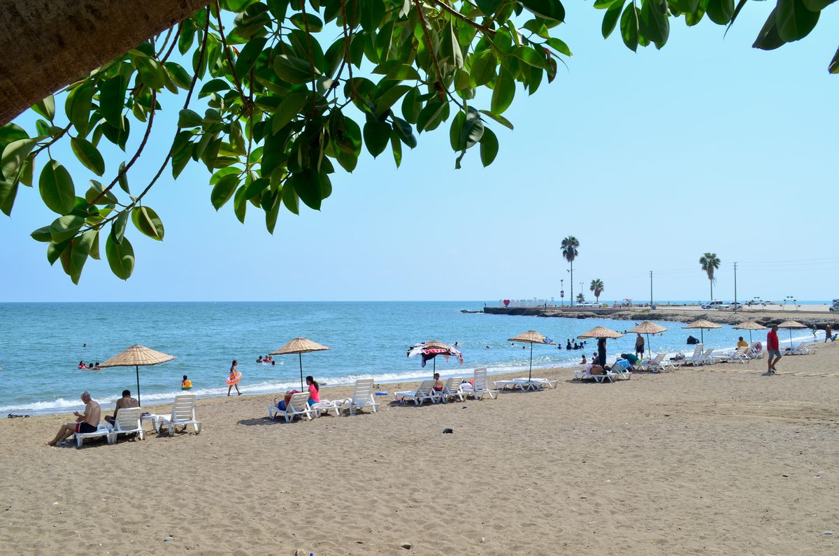 Mersin\'de sıcaktan bunalanlar denize girerek serinlemeye çalıştı