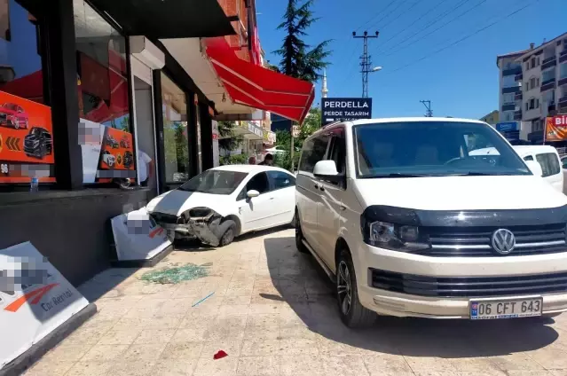 Ölümün teğet geçtiği anlar: Ani fren yapınca dükkana daldı