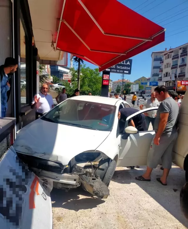 Ölümün teğet geçtiği anlar: Ani fren yapınca dükkana daldı