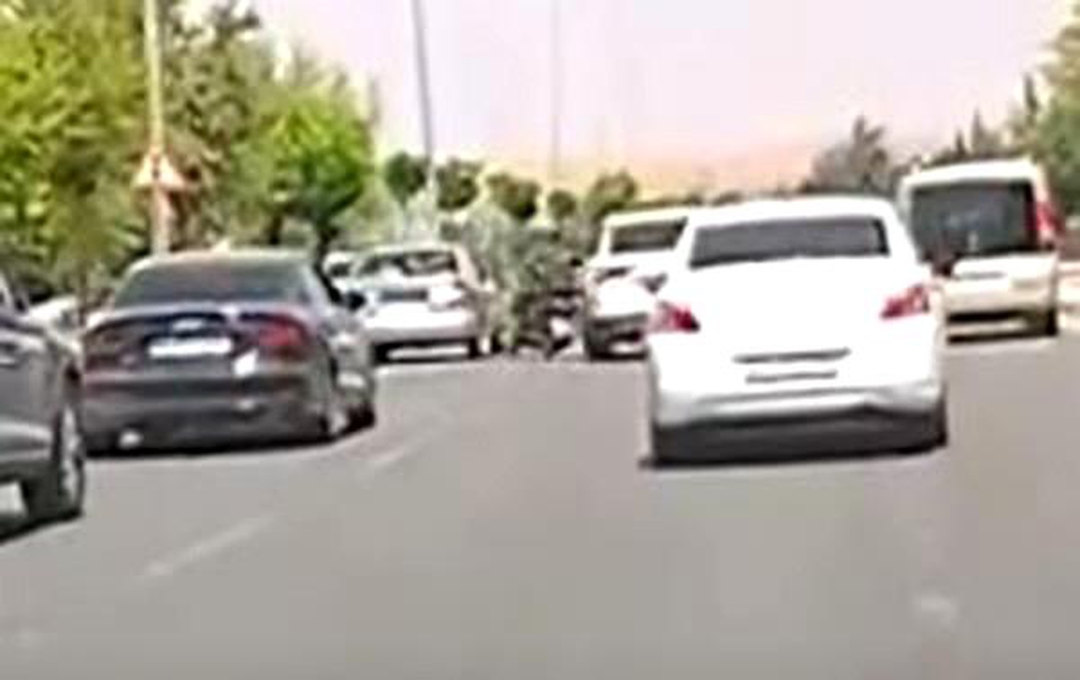 Otomobilin altında kalmaktan son anda kurtuldu