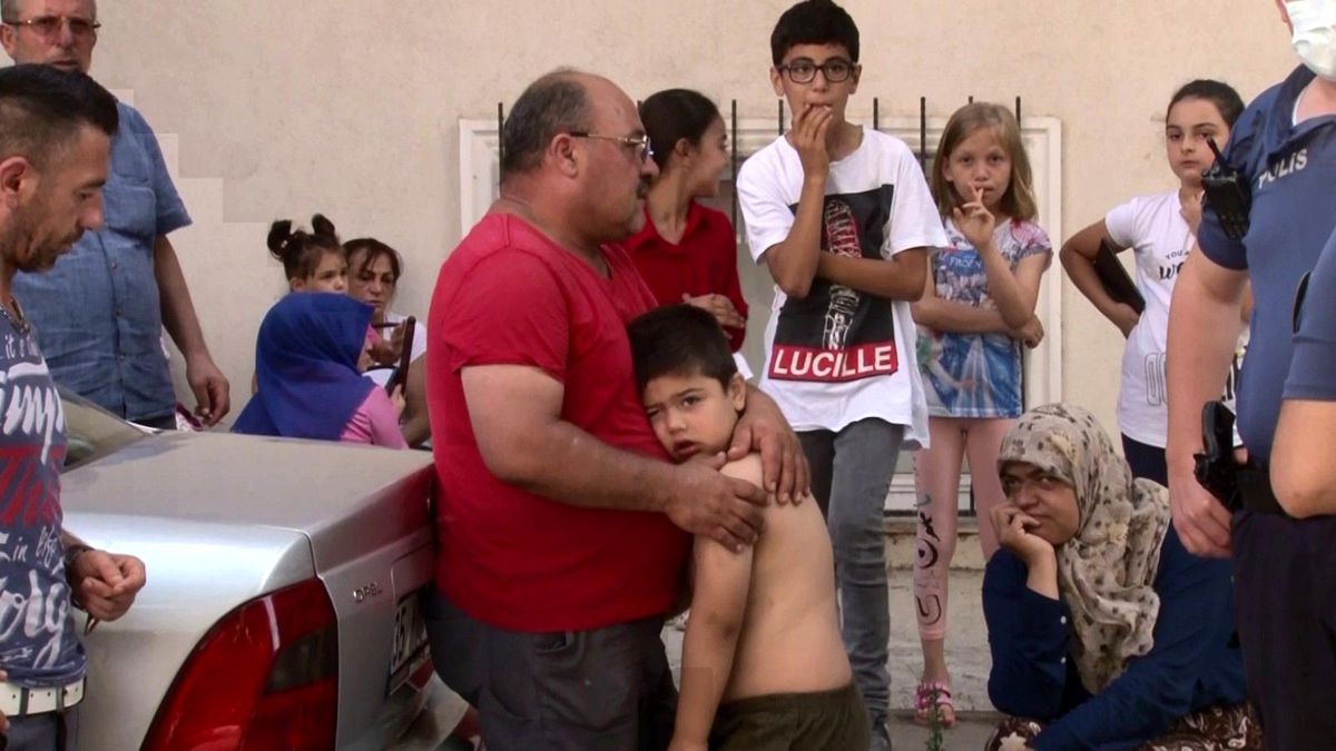 Pendik\'te evde yangın çıktı, anne, baba ve çocuklar kendilerini dışarı attı