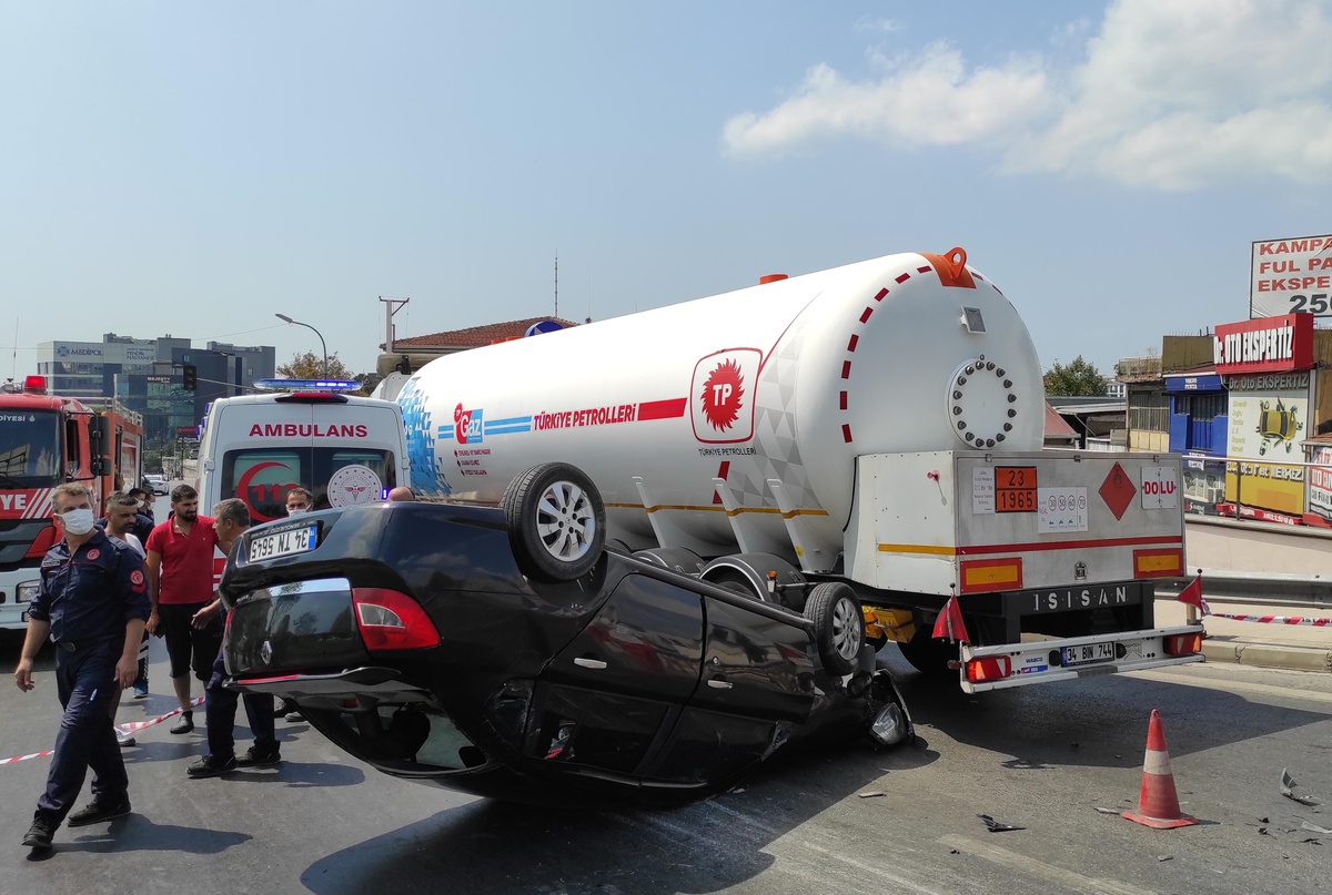 Pendik\'te tankere çarpıp takla atan otomobilin sürücüsü yaralandı