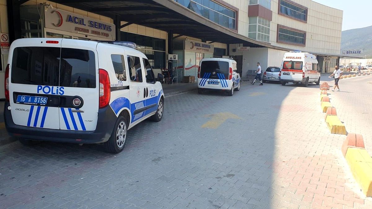 Psikiyatri kliniği kana bulandı! İlaç yazdırmak için sıra bekleyen şahıs 2 kişiyi bıçakla yaraladı