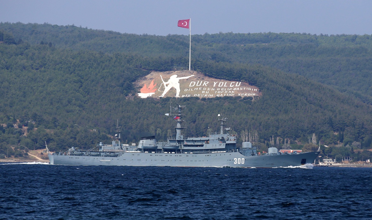 Son dakika haber! Rus askeri gemisi Çanakkale Boğazı\'ndan geçti