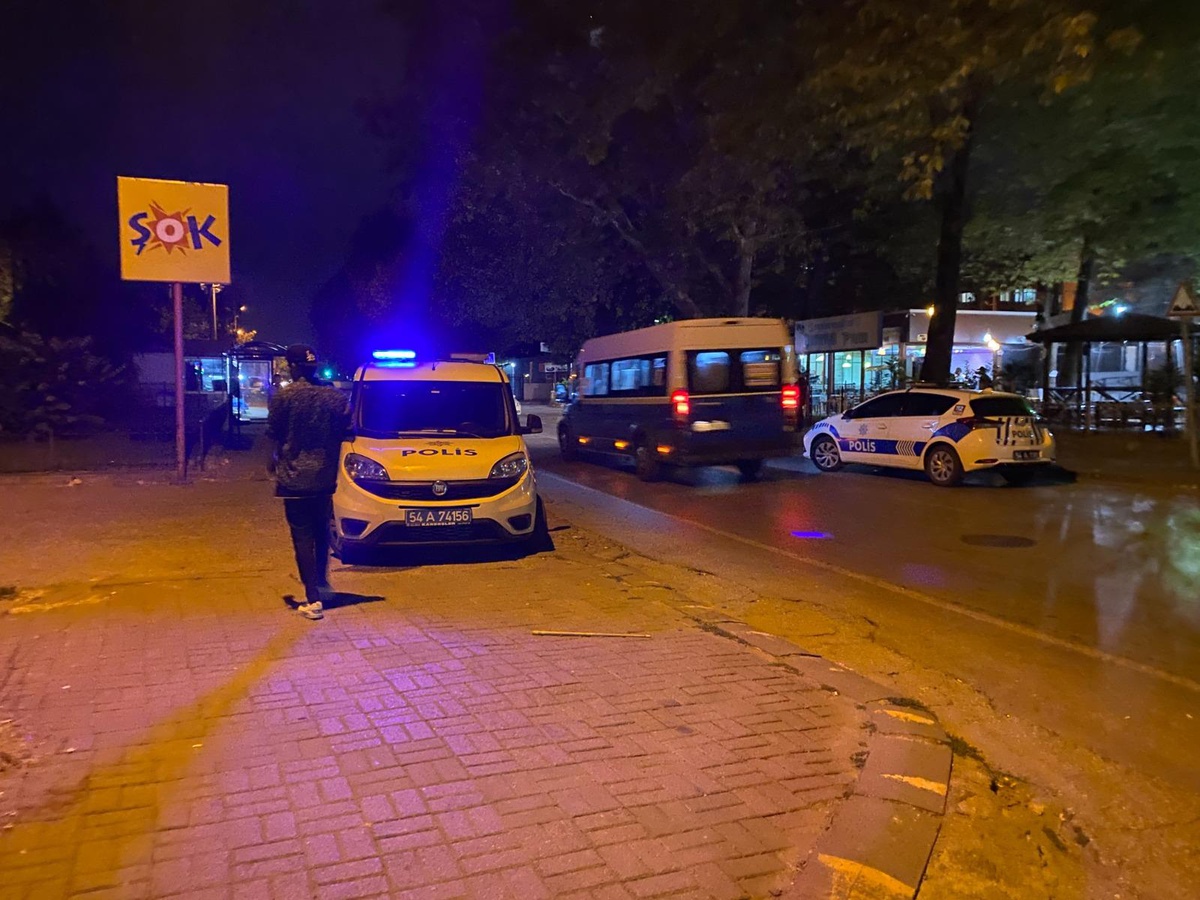 Sakarya\'da aynı bölgede bıçaklı kavga ve silahlı saldırı: 3 yaralı