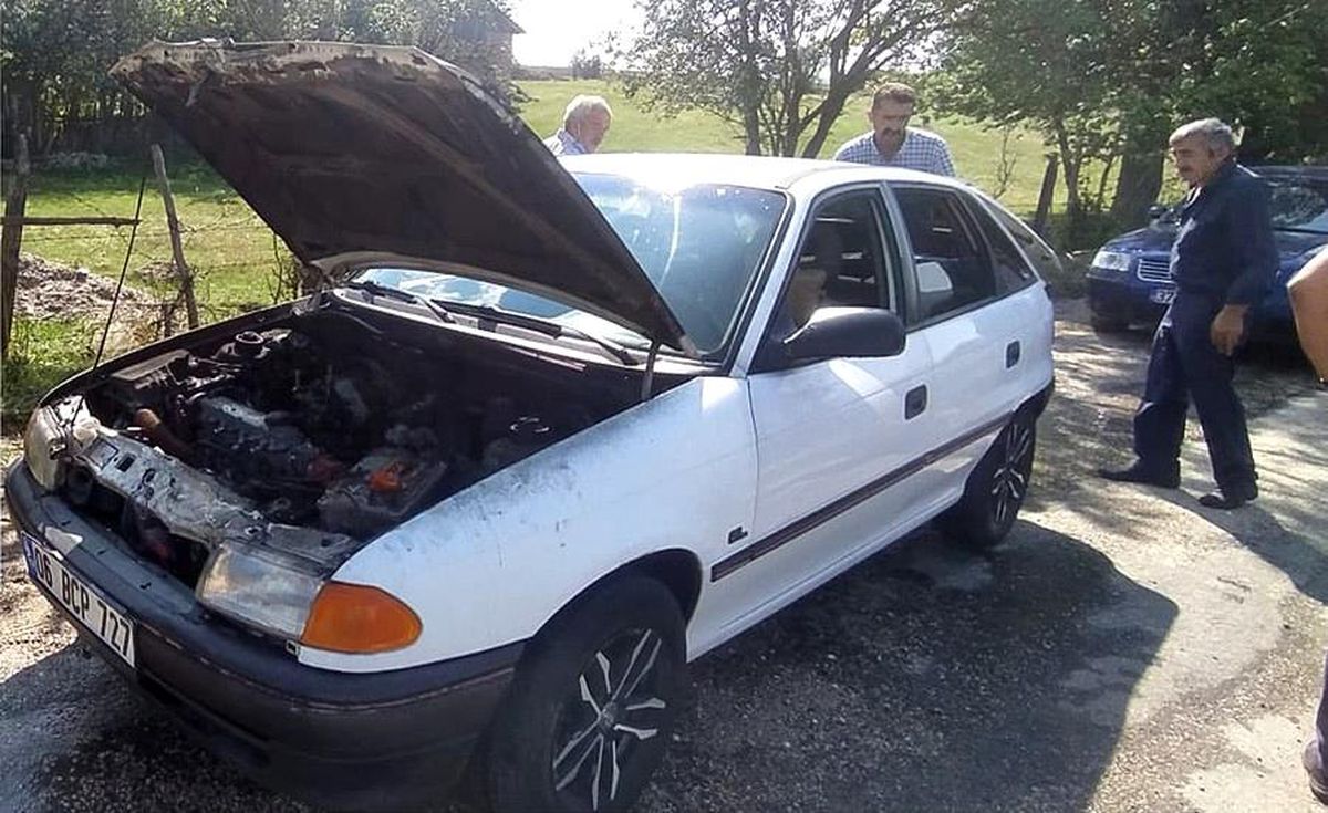 Seyir halinde motoru alev alan otomobili itfaiye söndürdü