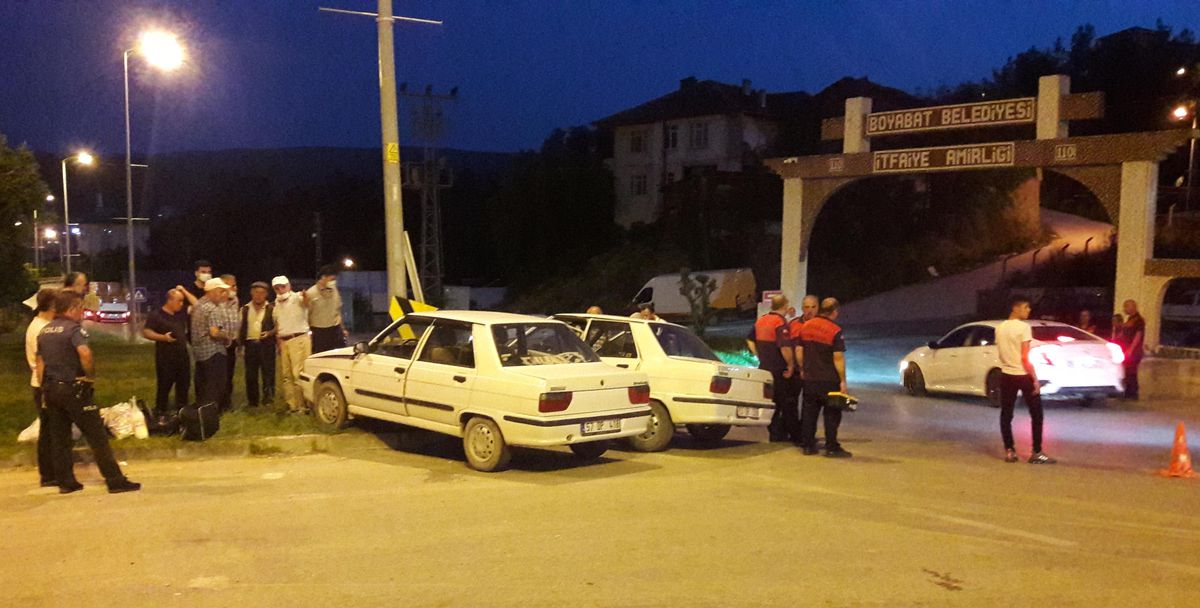 Sinop\'ta iki otomobil çarpıştı: 4 yaralı