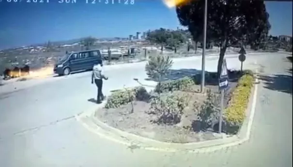 Sokak köpeğine ısıttığı sıcak suyu döken güvenlik görevlisi yakalandı Sokak köpeğine ısıttığı sıcak suyu döken güvenlik görevlisi yakalandı