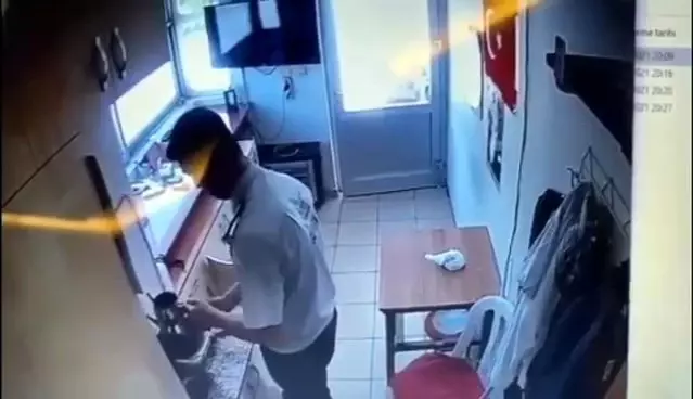 Sokak köpeğine ısıttığı sıcak suyu döken güvenlik görevlisi yakalandı Sokak köpeğine ısıttığı sıcak suyu döken güvenlik görevlisi yakalandı
