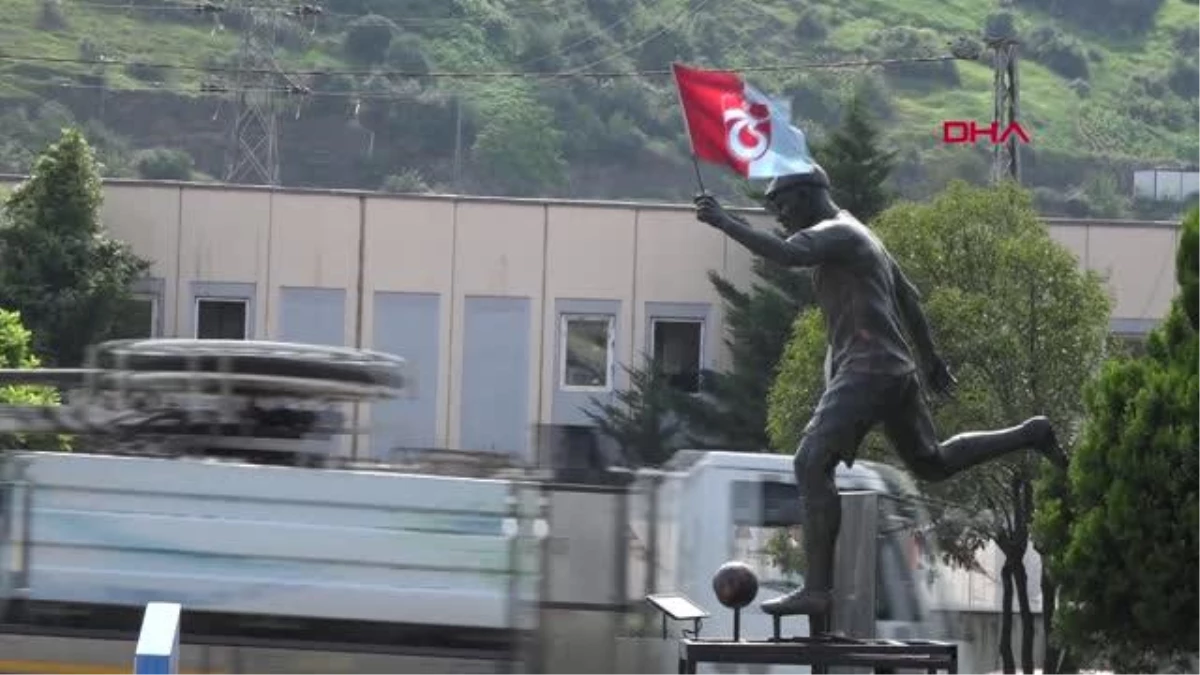 SPOR Trabzon\'da Nwakaeme\'nin heykeli dikildi