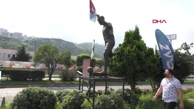 SPOR Trabzon'da Nwakaeme'nin heykeli dikildi