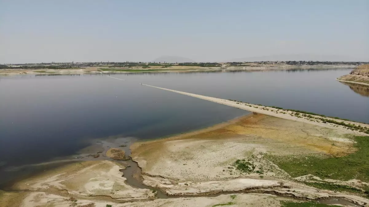 Suların çekilmesiyle ortaya çıkan demir yolu barajı adeta ikiye ayırdı