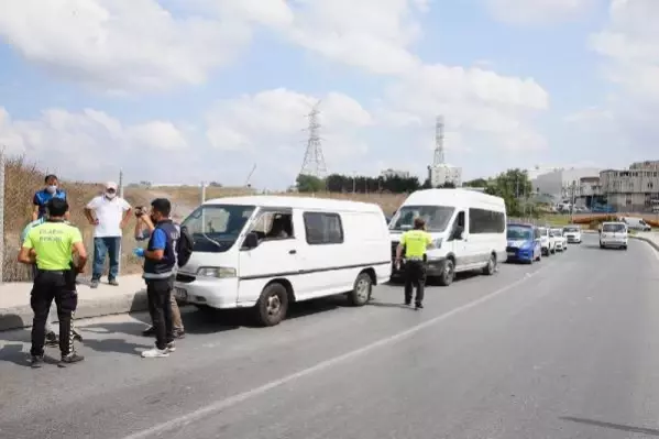 SULTANGAZİ'DE DURDURULAN MİNİBÜSTE 20 KAÇAK GÖÇMEN YAKALANDI