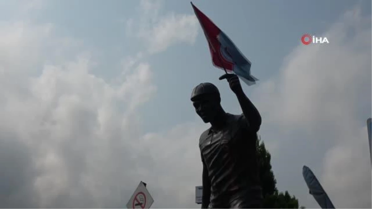Trabzonsporlu taraftarlar, Nwakaeme\'nin heykelini yaptırdı