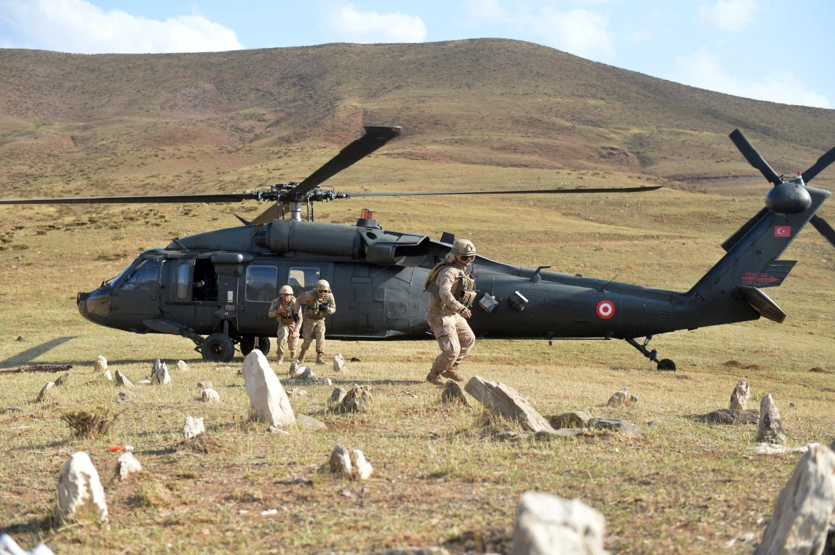 Tunceli\'de helikopterler yüksek rakımda bulunan tarihi top parçalarını taşımak için havalandı