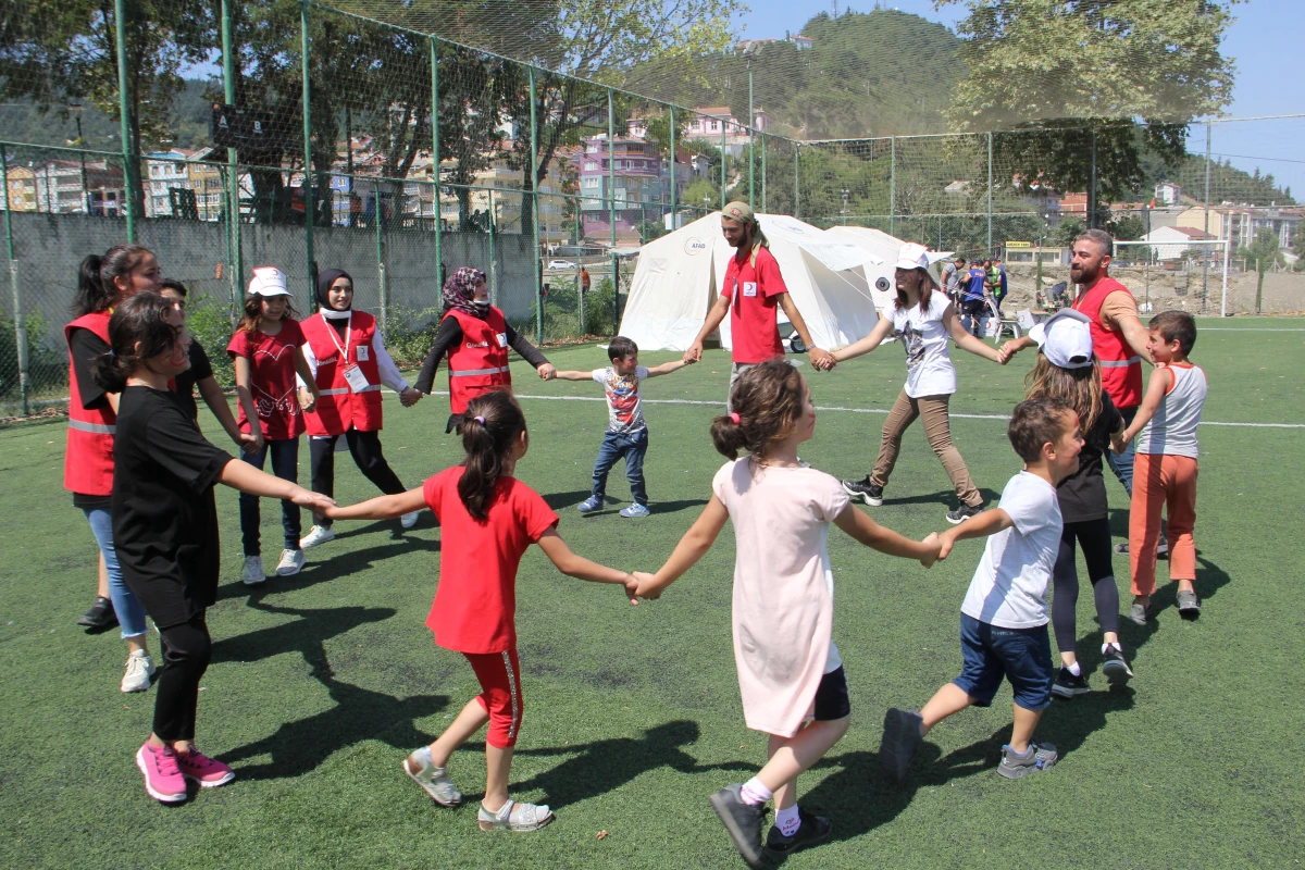Türk Kızılay gönüllüleri sel felaketi yaşanan Ayancık\'taki çocukların gülmesi için çalışıyor