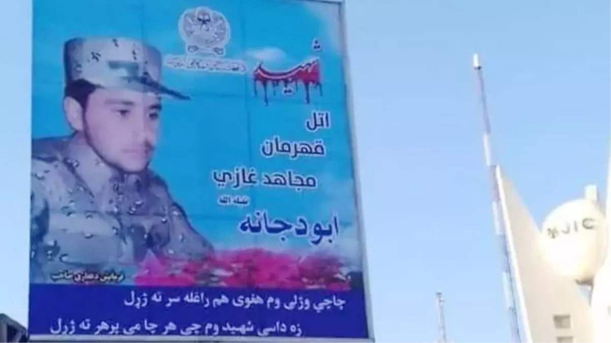 Öldürülen Afgan general Abdulrazık\'ın katilinin posteri şehir meydanında asılı