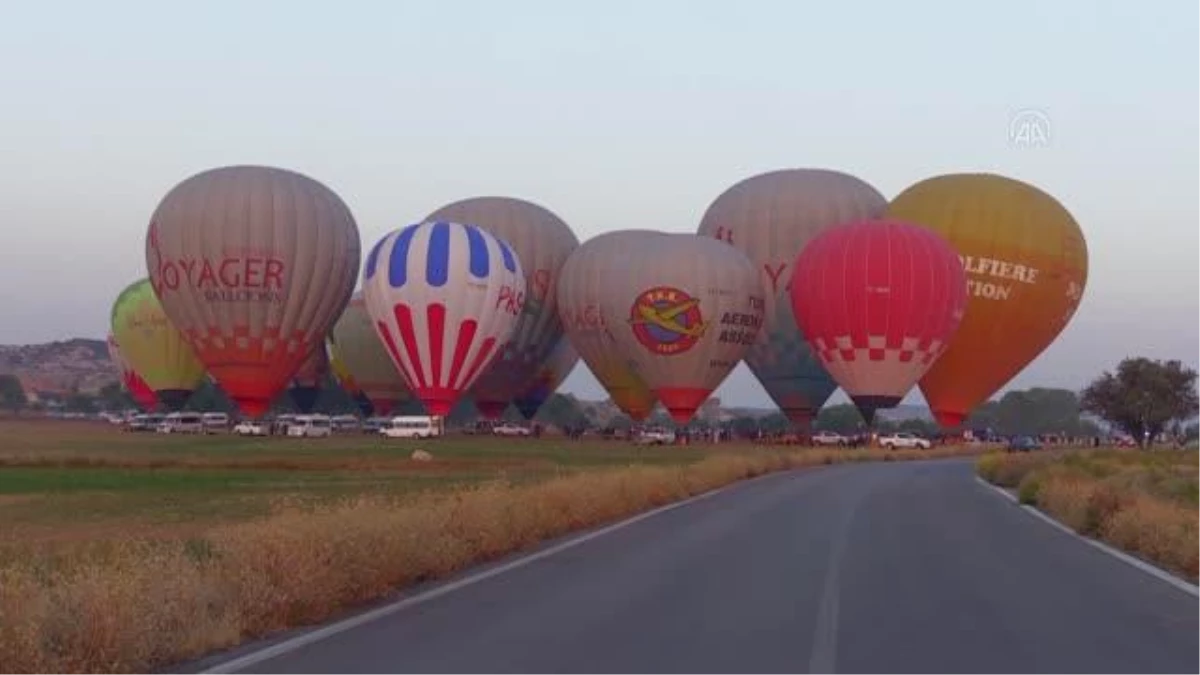 AFYONKARAHİSAR - Sıcak hava balonları Büyük Taarruz\'un 99. yıl dönümü dolayısıyla Afyonkarahisar semalarında