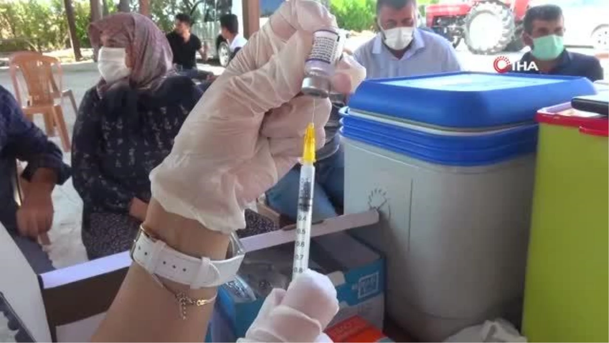 Aksaray\'da mobil aşı ekipleri köy köy dolaşıp aşı yapıyor