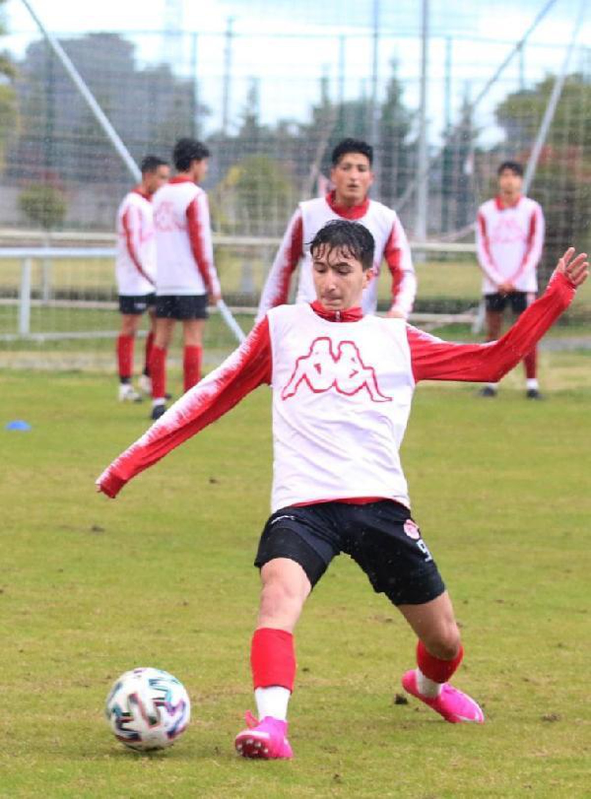 Antalyaspor, genç yıldız adayı Mert Selçuk ile profesyonel sözleşme imzaladı
