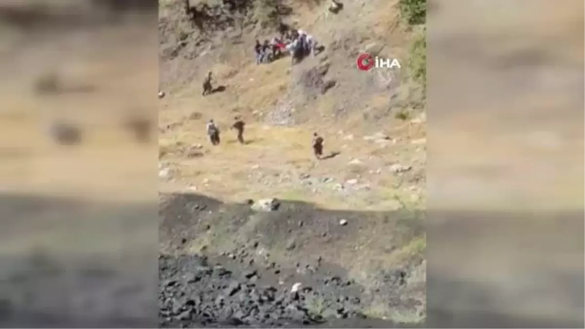 Son dakika haber: Asker ziyaretinden dönen aileyi taşıyan hafif ticari araç uçurumdan yuvarlandı: 1 ölü, 4 yaralı