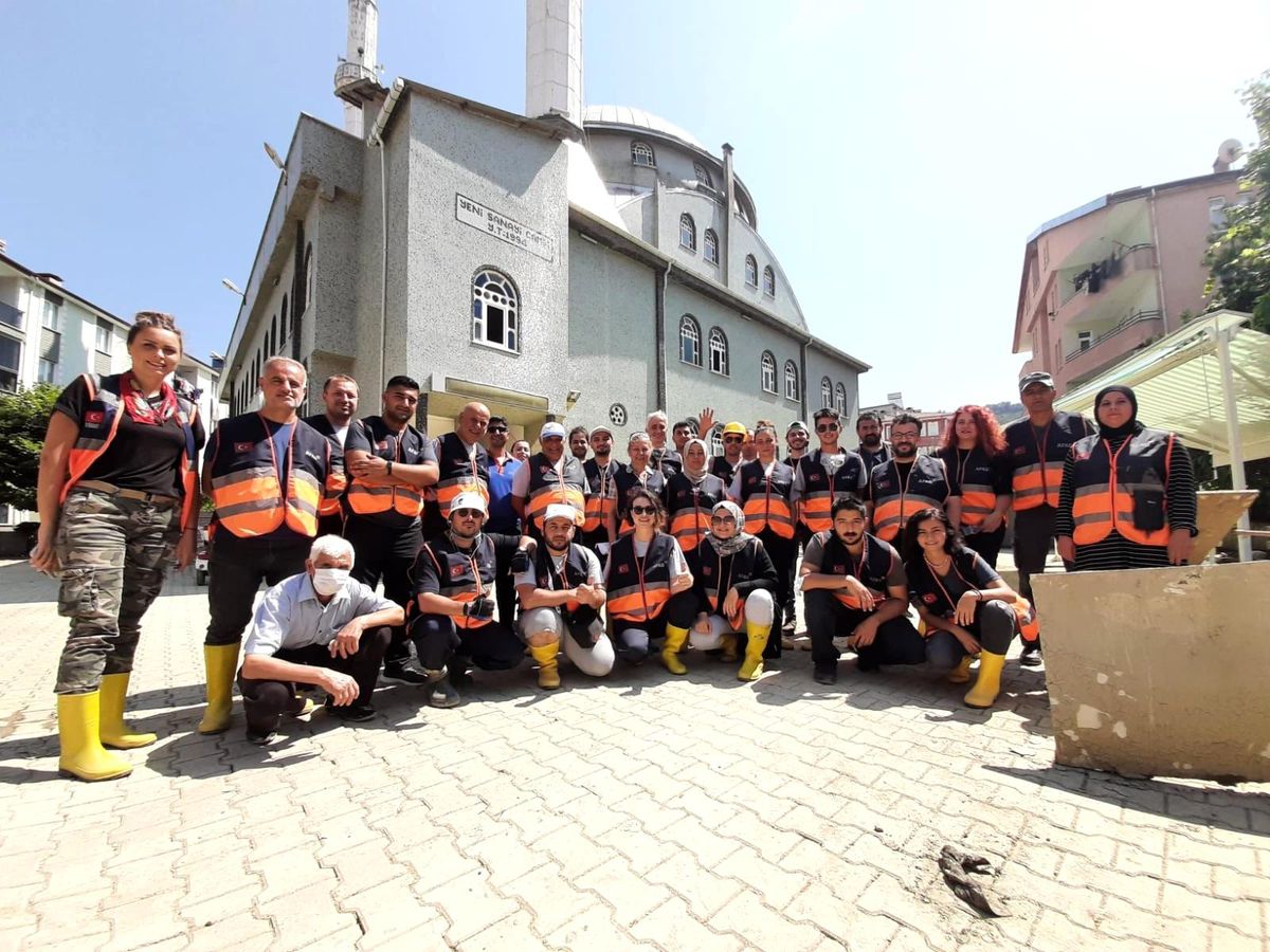 Ayancık\'ta selden etkilenen cami temizlendi