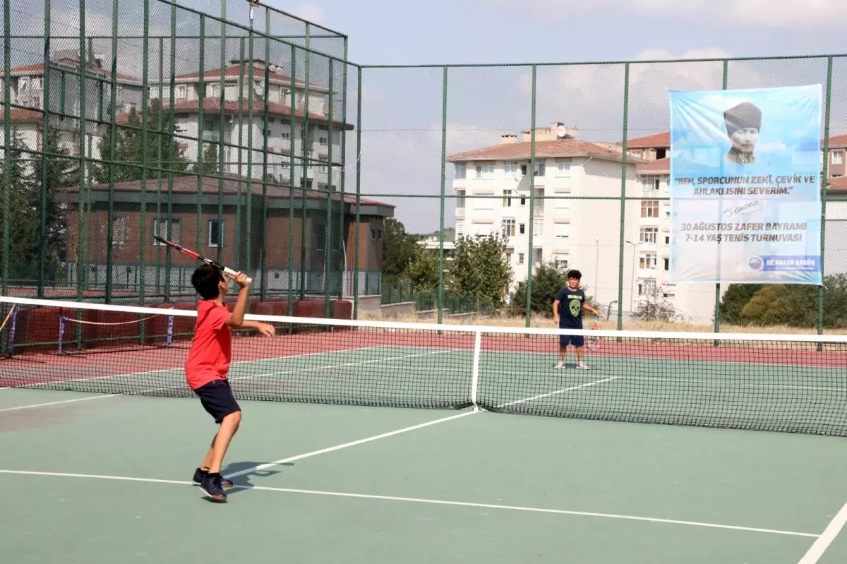 Büyükçekmeceli çocukların tenis turnuvası nefesleri kesti