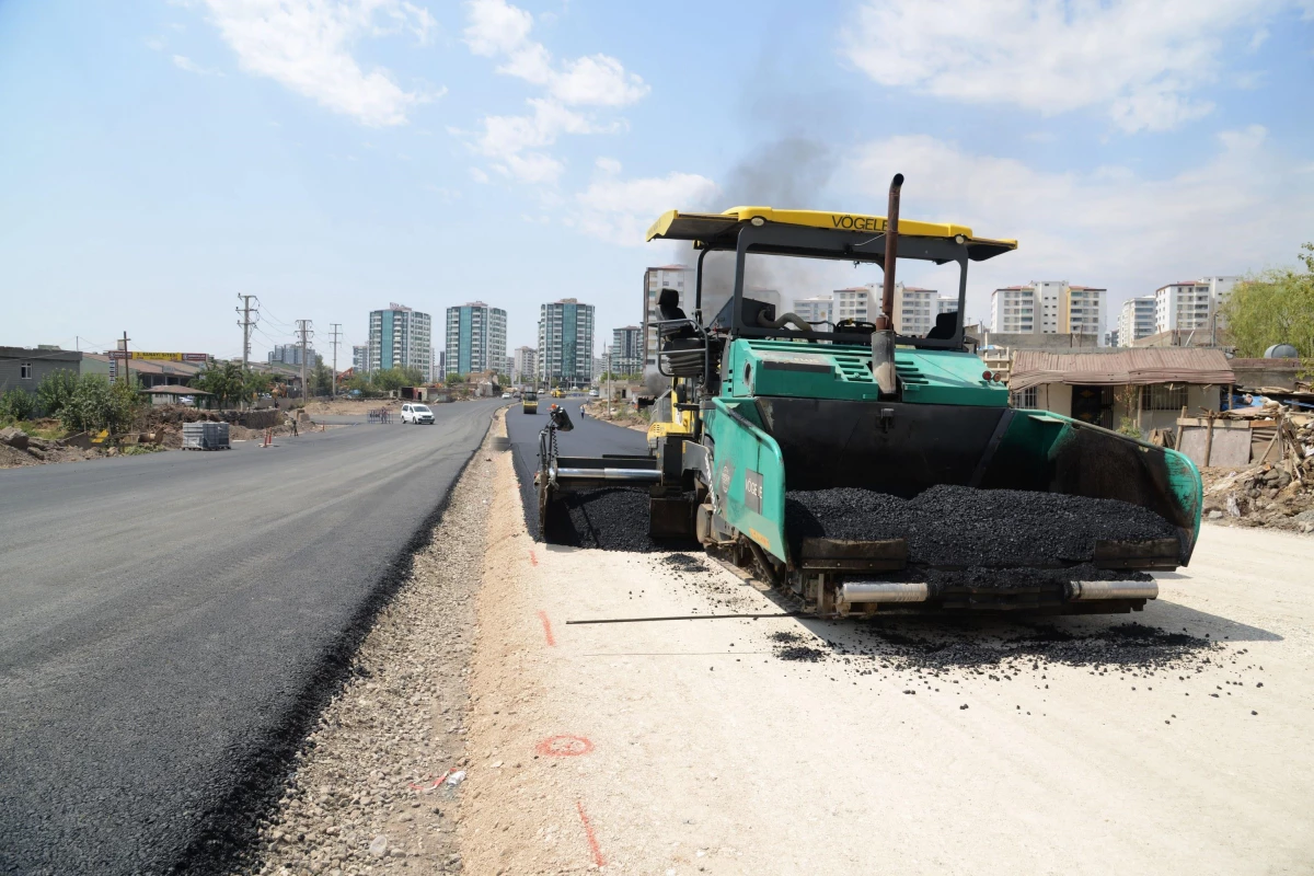Diyarbakır Büyükşehir Belediyesi\'nin yol yapım çalışmaları devam ediyor