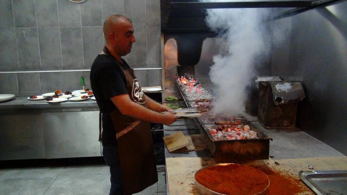 Diyarbakır\'ın sıcaklığı vatandaşı ciğer yemekten vazgeçiremedi