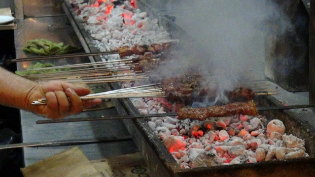 Diyarbakır'ın sıcaklığı vatandaşı ciğer yemekten vazgeçiremedi