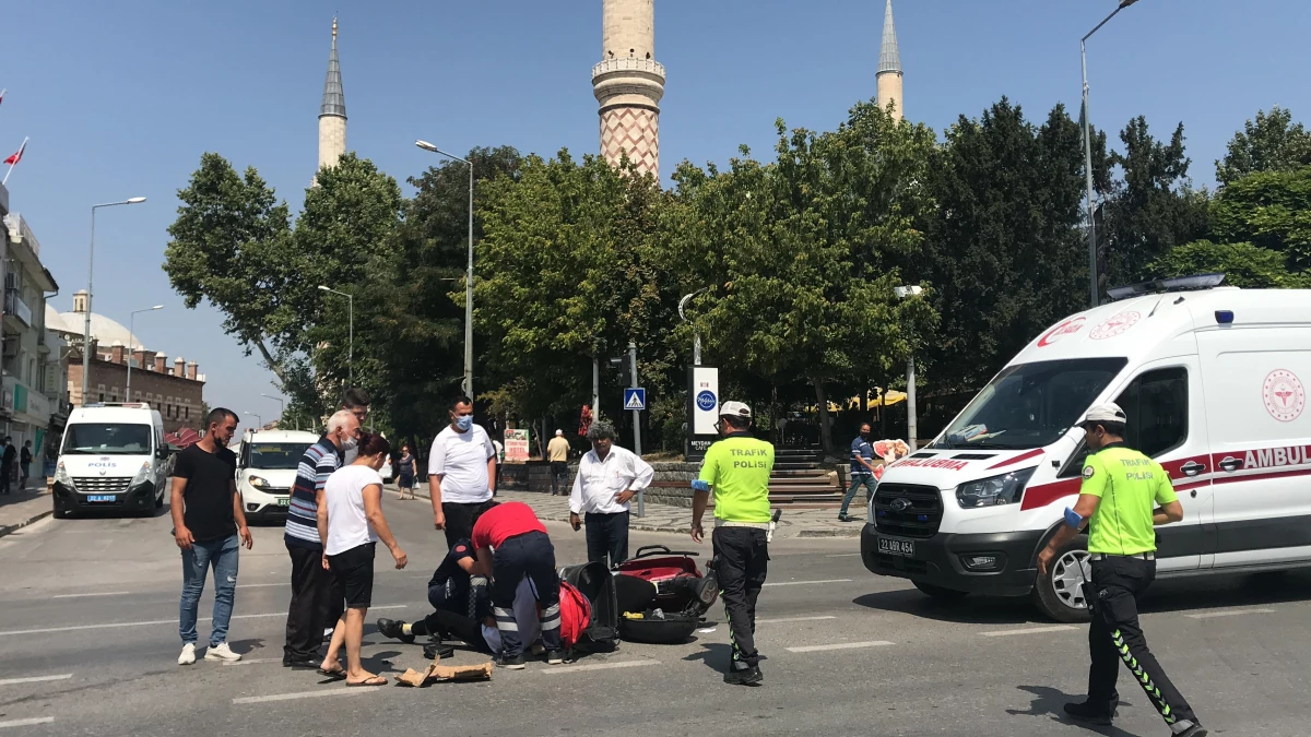 Edirne\'de hafif ticari araçla çarpışan motosikleti kullanan kurye yaralandı
