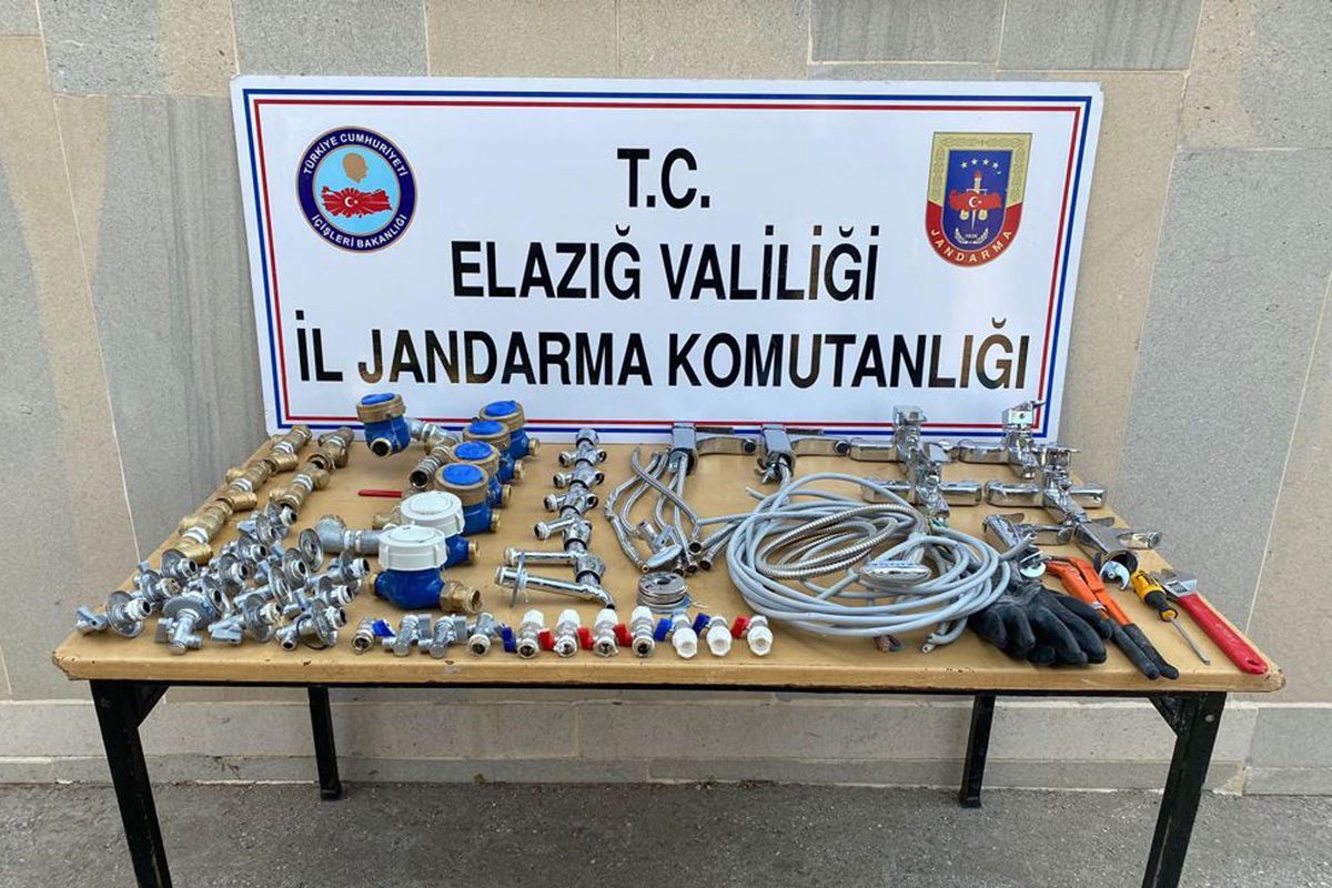 Elazığ\'da inşaat halindeki TOKİ konutlarından hırsızlık yaparken suçüstü yakalanan 2 şüpheli tutuklandı