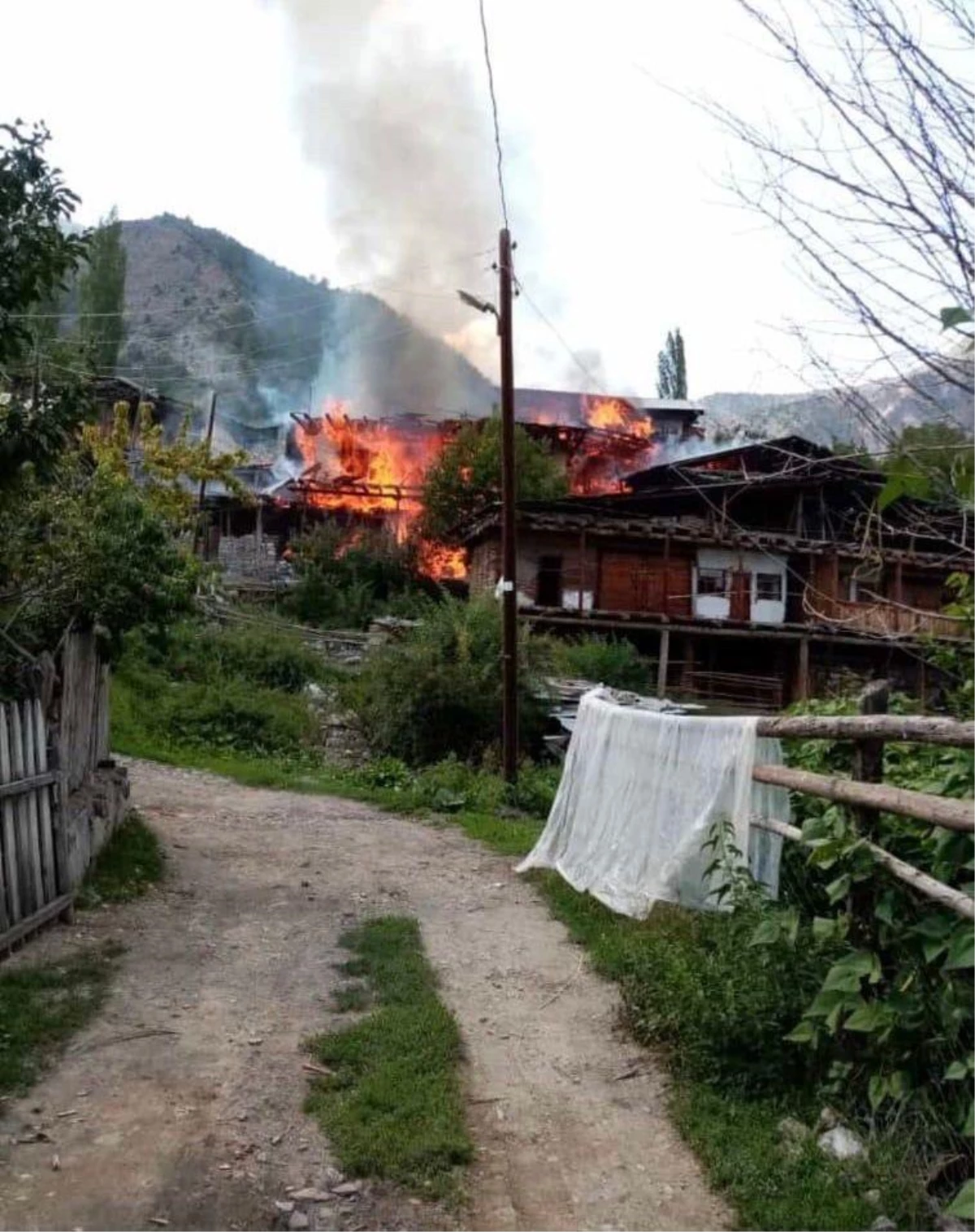 Son dakika: Erzurum\'da çıkan yangında 4 ev hasar gördü