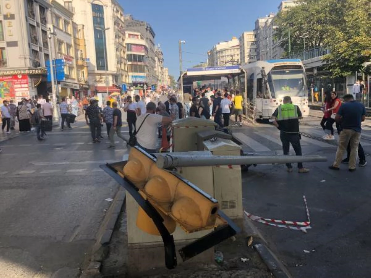 FATİH\'TE TRAMVAY DURAĞINDAKİ TRAFİK IŞIKLARI TRAMVAY YOLUNA DEVRİLDİ