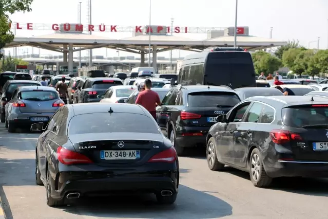 Kapıkule Sınır Kapısı'nda gurbetçilerin dönüş çilesi