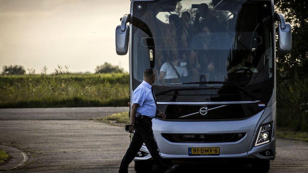 Hollanda\'da Afgan sığınmacıları protesto gösterisi kontrolden çıktı, acil durum ilan edildi