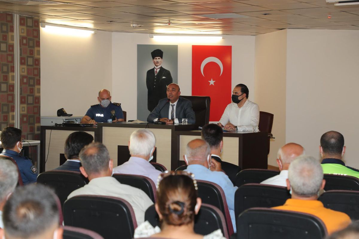 İzmir İl Emniyet Müdürü Mehmet Şahne, muhtarlarla bir araya geldi