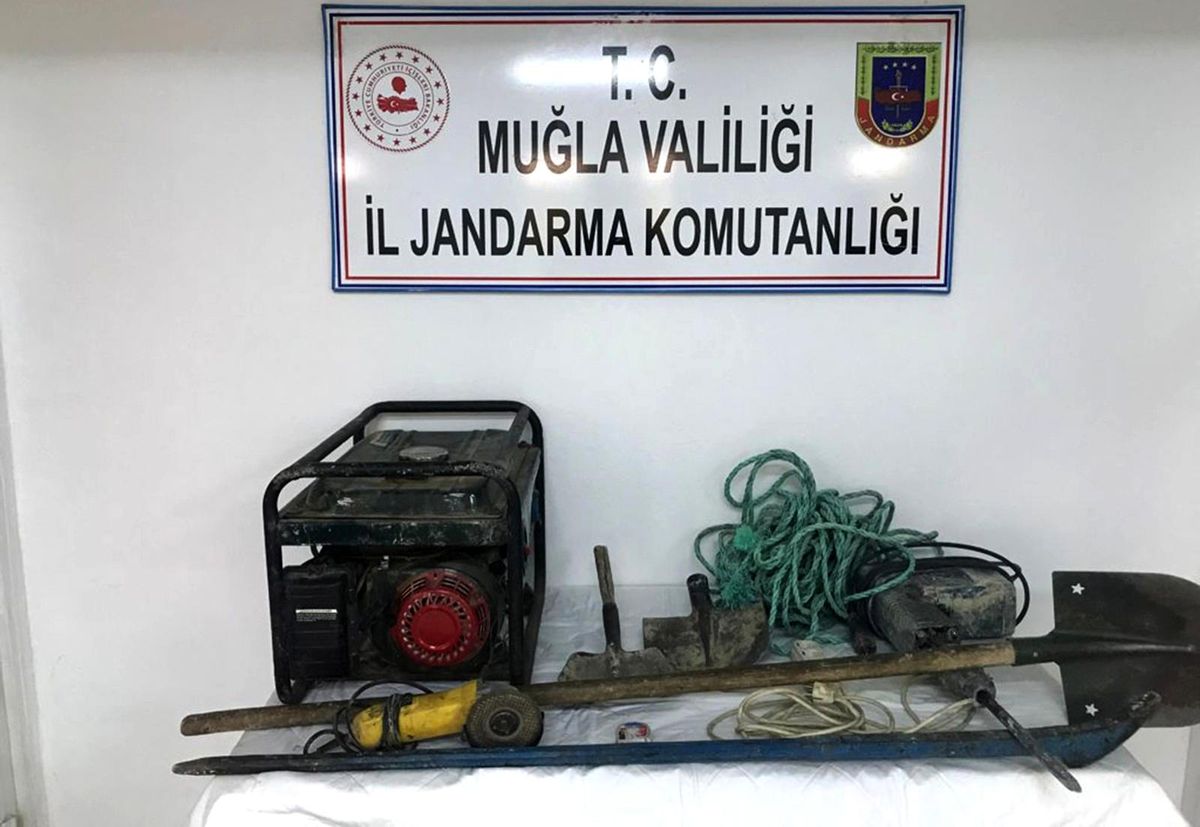 Kaçak kazı için tünel kazmışlar