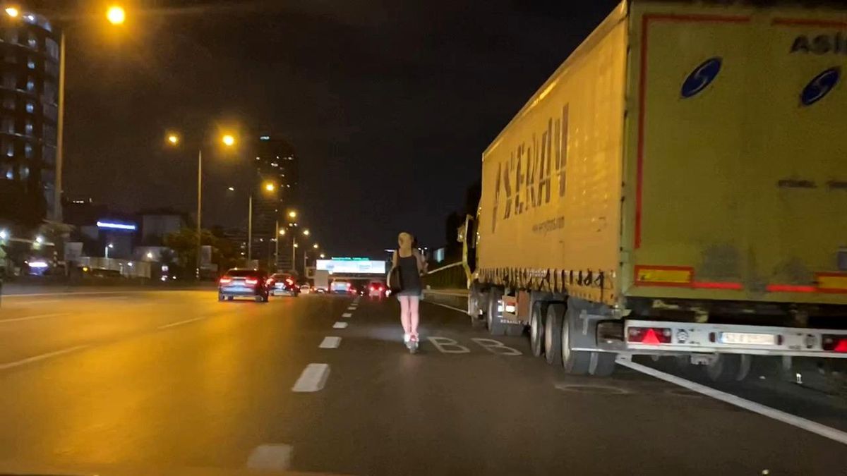 Son dakika haberleri... Kadıköy\'de genç kızların tehlikeli \'martı\' yolculuğu kamerada