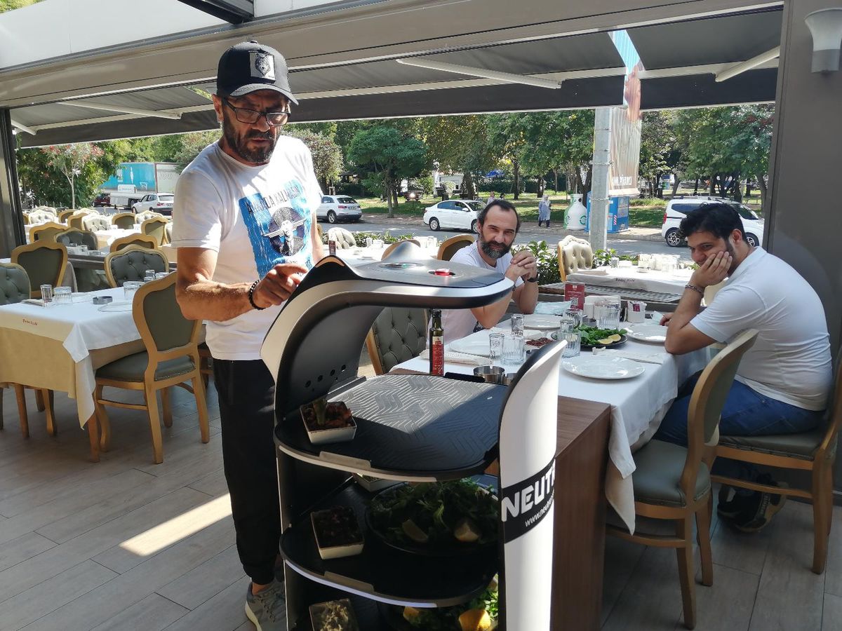 Kadıköy\'de kebapçıda robot garson ile servis dönemi