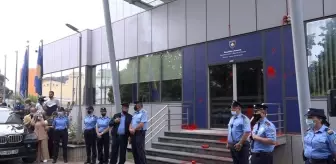 Kosova'da kadın cinayetleri protestosunda başbakanlık binasına kırmızı boya atıldı