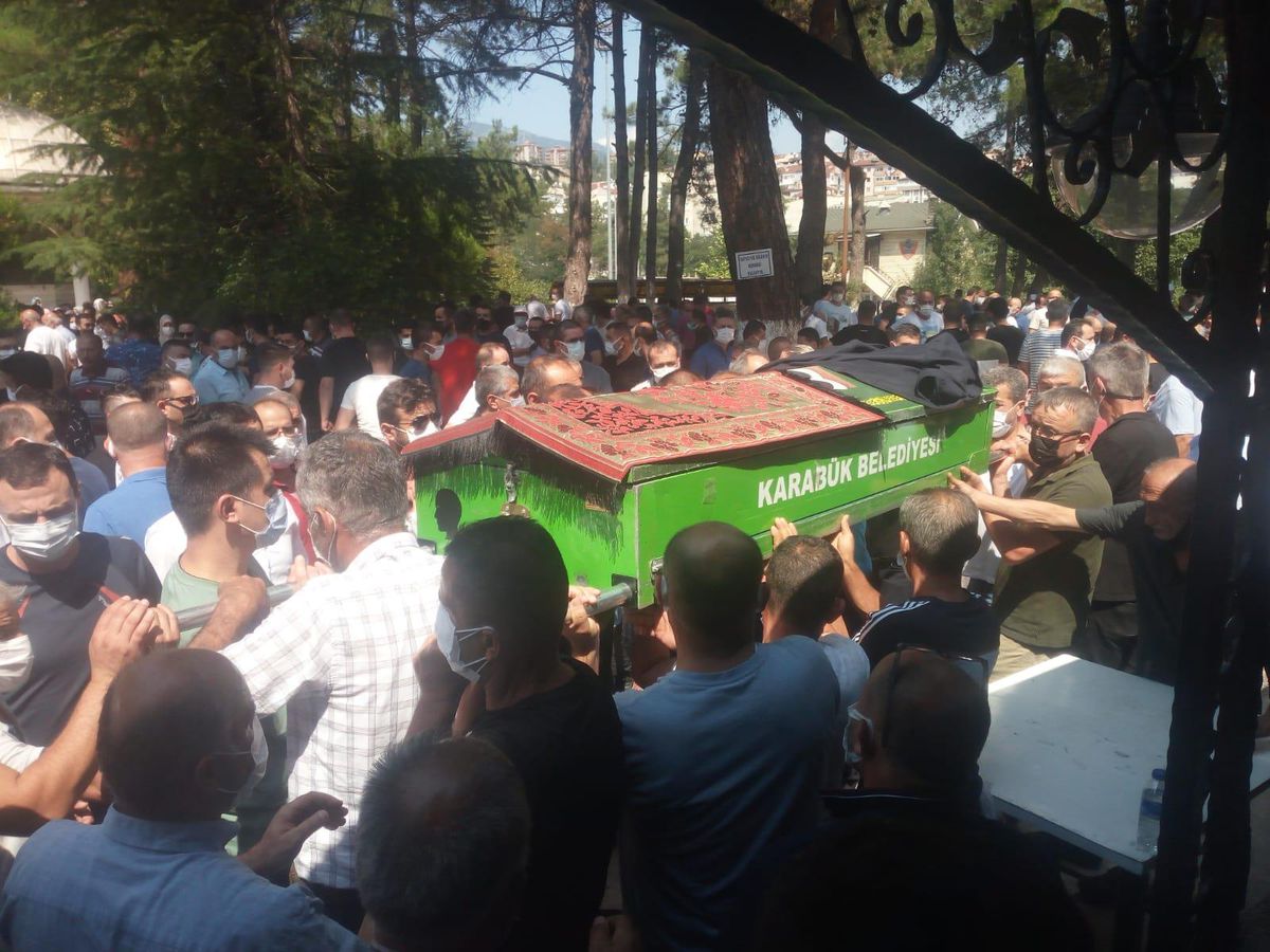 Son Dakika | Karabük\'te üzerine ağırlık düşmesi sonucu öldüğü iddia edilen işçi toprağa verildi