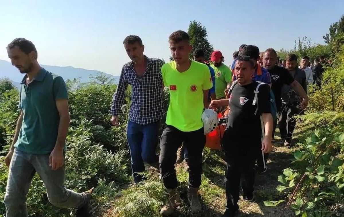 Kendisinden haber alınamayan kadın evinin yakınında baygın halde bulundu
