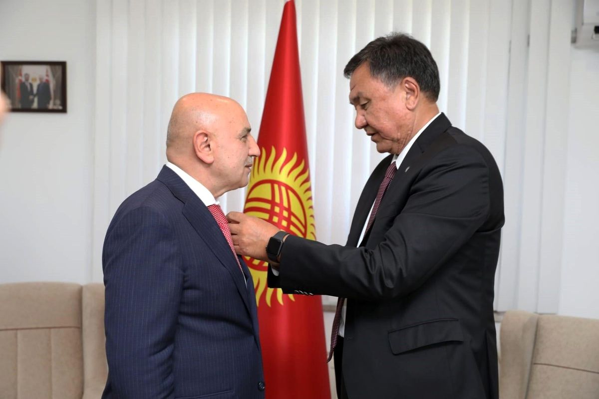 Kırgızistan Cumhurbaşkanı Caparov\'dan Başkan Altınok\'a devlet nişanı