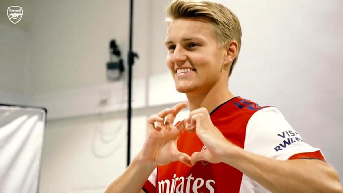 Martin Ødegaard ve Aaron Ramsdale\'in İmza Gününün Perde Arkası Görüntüleri